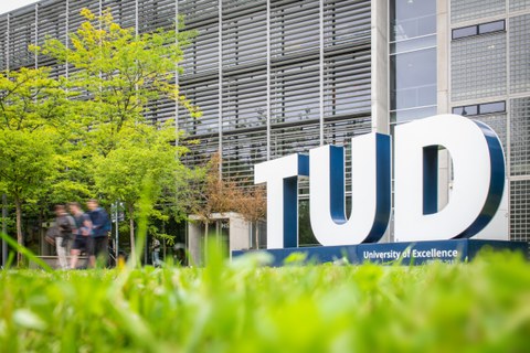 Foto vom TUD-Schriftzug am Hörsaalzentrum mit den Großbuchstaben TUD.