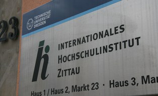 Schild mit Verweis auf das IHI