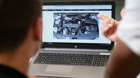 A computer simulation creates practical, safe and up-to-date examination conditions.