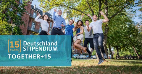 springende junge Menschen in einem Garten