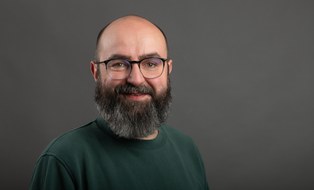 A portrait photo of the employee Robert Pelz can be seen.