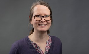 A portrait photo of student counselor Franziska Klinkewitz is shown.