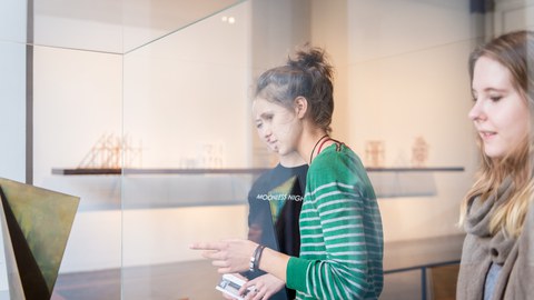 This photo shows three participants of the Autumn University in a gallery.