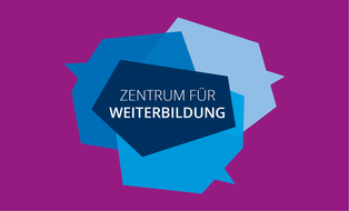 Auf einem magentafarbenen Hintergrund sind drei unregelmäßig eckige Sprechblasen in verschiedenen Blautönen. In der Mitte steht "Zentrum für Weiterbildung" 